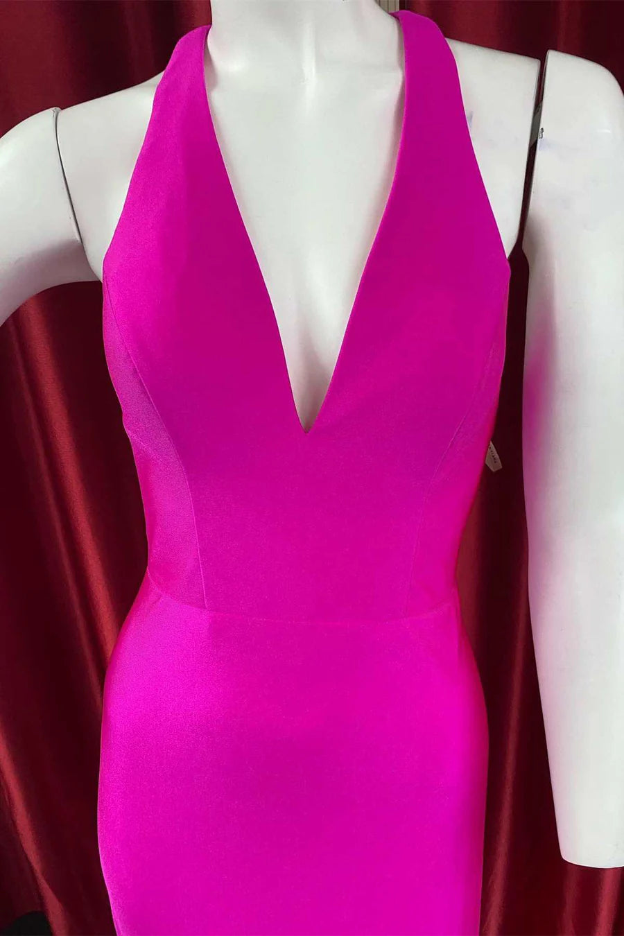Vestido de fiesta largo con espalda abierta y cuello halter